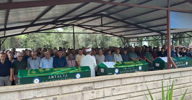 Antalya aile faciasında hayatını kaybedenler yan yana defnedildi, cenazede gözyaşları sel oldu