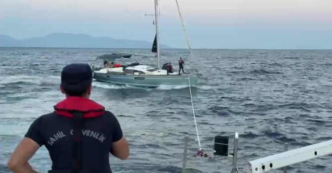 Motoru arızalanıp sürüklenen teknedeki İsrail uyruklu 2 kişiyi Sahil Güvenlik ekipleri kurtardı