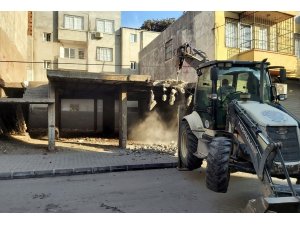 Akdeniz’de metruk binaların yıkımı sürüyor