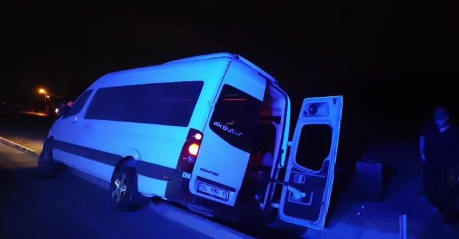 Yağmur suyu tahliye kanalına düşen minibüsteki turist yaralandı
