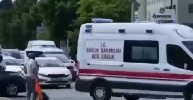 Süpürgeyi bıraktı, üzerinden çıkardığı yeleğini can kurtarmak için salladı