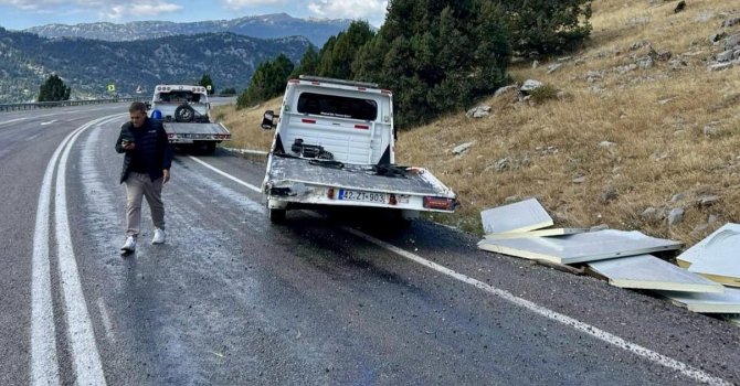 Antalya’da iki ayrı trafik kazasında 2 kişi yaralandı
