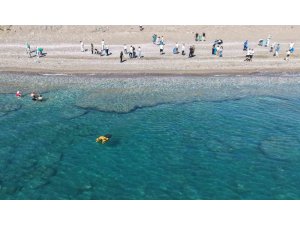 Kemer’de deniz ve sahilde aynı anda temizlik