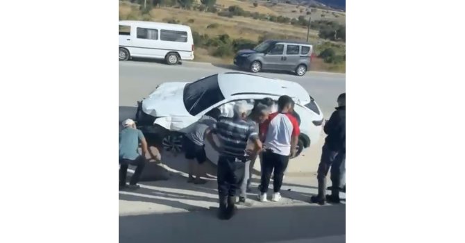 Burdur’da refüjdeki trafik levhalarına çarpan sürücü yaralandı