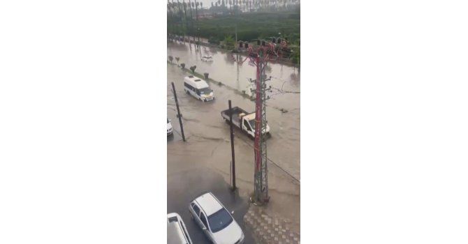 Hatay’da sağanak yağış etkili oldu