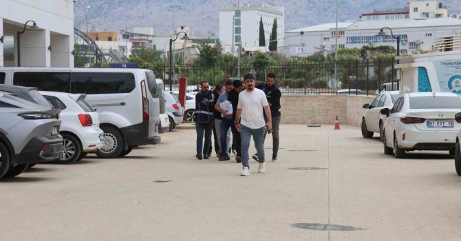Kozan’da "silahla yaralama ve tehdit" suçlarından 2 şüpheli tutuklandı