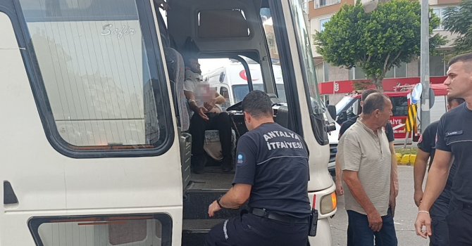 Otobüs ile otomobil çarpıştı: 2 yaralı