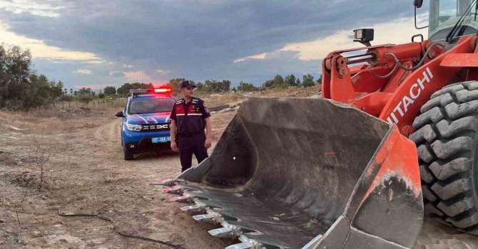 Antalya’da Milli Emlak arazisinden izinsiz kum alan 3 şüpheli gözaltında