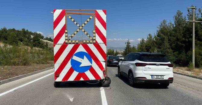 Burdur’da ticari taksi trafik yönlendirme römorkuna çarptı: 1 yaralı