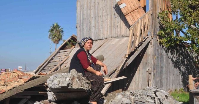 Hatay’da taşkın sahasındaki barakalar yıkılıyor