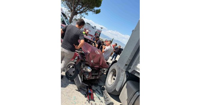 Burdur’da otomobil ile tır çarpıştı: 2 yaralı