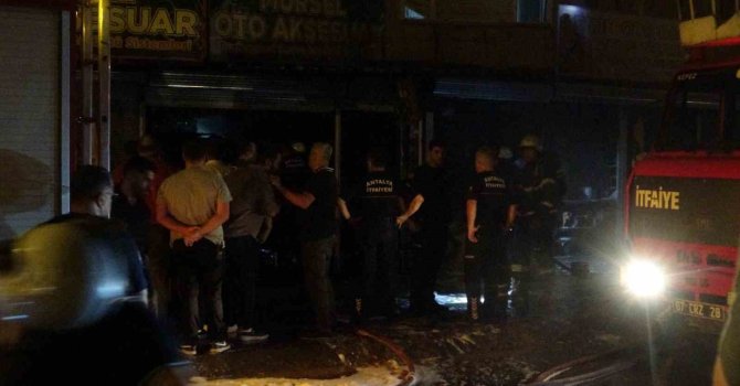 Antalya’da iki iş yerinde yangın: Alevler üst kattaki eve de zarar verdi