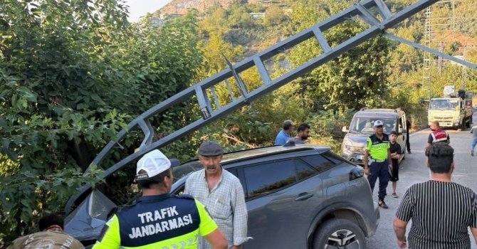 İskenderun’da elektrik direğine çarpan otomobilin sürücüsü yaralandı