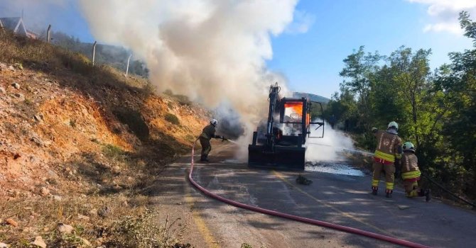 İskenderun’da iş makinesi alevlere teslim oldu