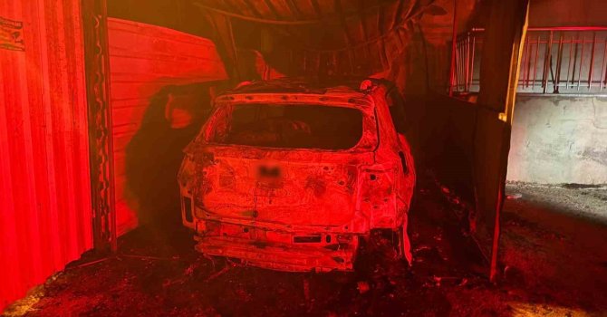 Antalya’da korkutan yangın: Otomobil küle döndü, alevler 3 katlı binaya sıçradı