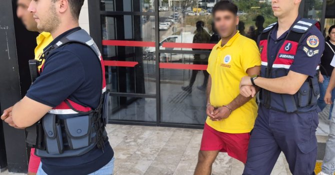 Alanya’da market çalışanını bıçaklayan 2 kardeş tutuklandı