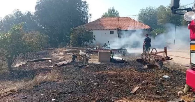 Serik’te çıkan yangında biber serası zarar gördü, alevler eve metreler kala durduruldu