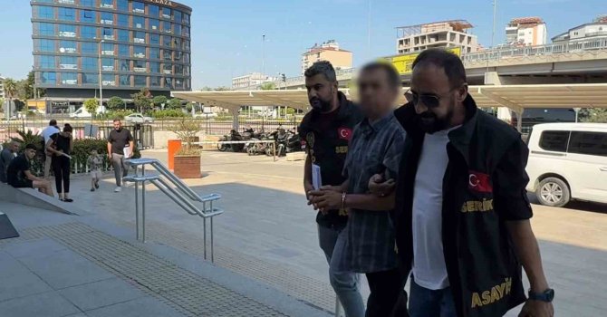 Üzerine çöp poşeti geçirip otomobil kundaklayan şüpheli tutuklandı