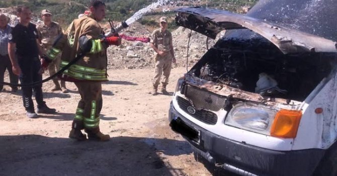 Antakya’da minibüsün motorundan alevler yükseldi