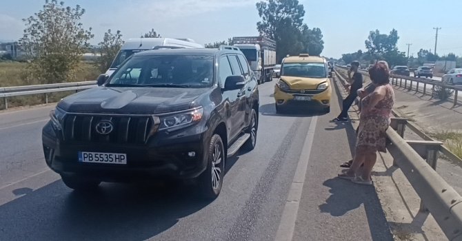 Manavgat’ta 3 araçlı zincirleme kaza, trafikte uzun araç kuyruğuna neden oldu