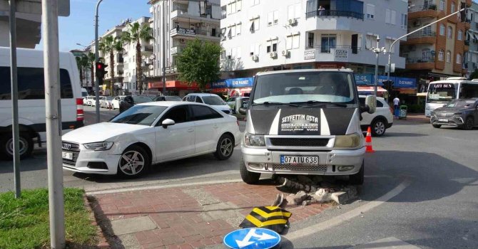 Antalya’da ağır çekim gibi kaza