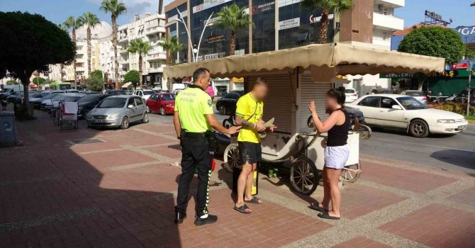 Kırmızı ışıkta motosikletle bekleyen turistler bir anda kaldırıma çıktı, büfeye çarpıp yere savruldu