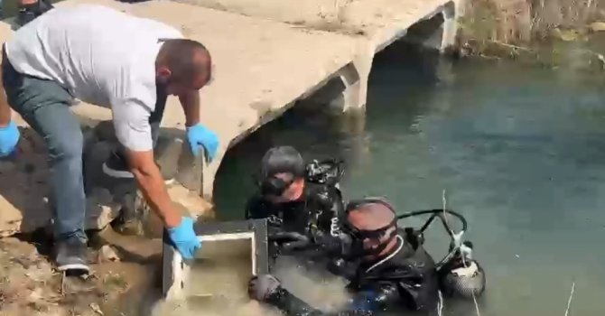 Evden çaldıkları çelik kasaları dereye attılar, altınları motosiklet koltuğuna sakladılar