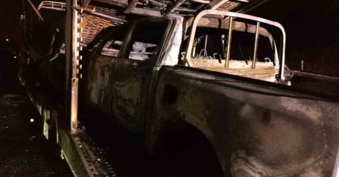 Osmaniye’de sıfır araç taşıyan tır yandı: 4 pikap küle döndü