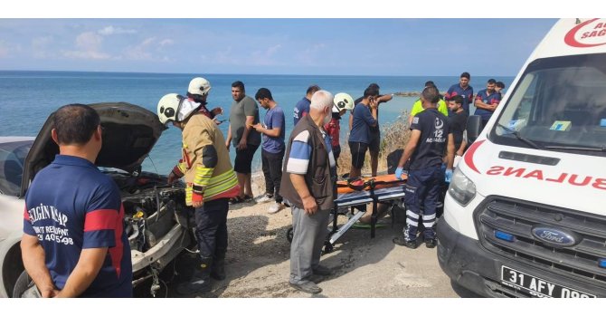 Arsuz’da uçurumdan yuvarlanan otomobilin sürücüsü yaralandı