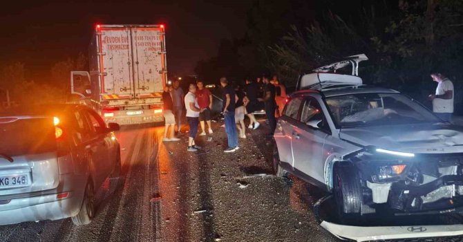 Antalya’da 4 aracın karıştığı kazada ortalık savaş alanına döndü