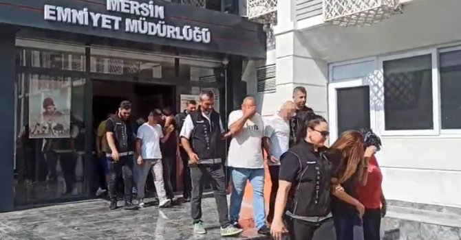 Hastane otoparkındaki araçtan 256 bin 900 uyuşturucu hap çıktı: 2 şüpheli tutuklandı