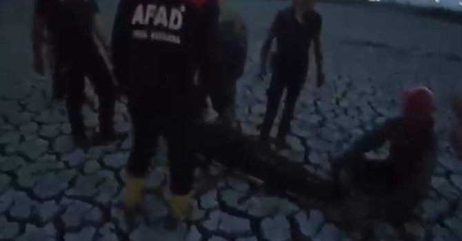 Çamura saplanarak mahsur kalan vatandaş kurtarıldı