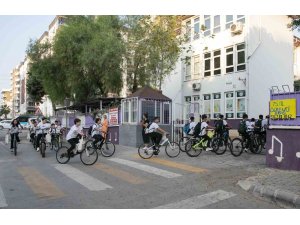 Mersin’de öğrenciler okula pedal çevirerek gitti