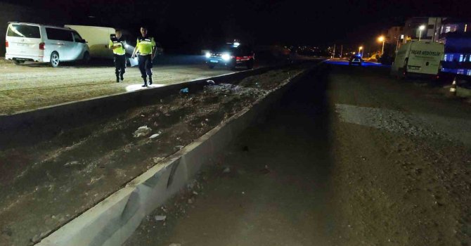 Antalya’da kontrolden çıkan otomobil refüje çarptı: 1 yaralı