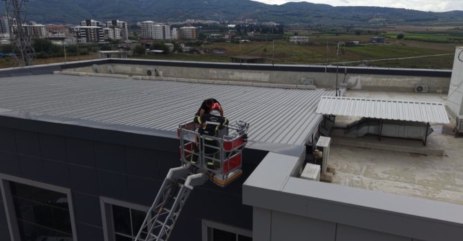 Osmaniye’de 112 ekipleri bu kez kendi binaları için alarma geçti