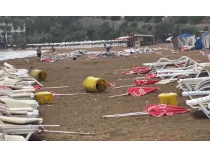 Alanya’da şiddetli rüzgar sahili savaş alanına çevirdi: Şezlonglar metrelerce sürüklendi