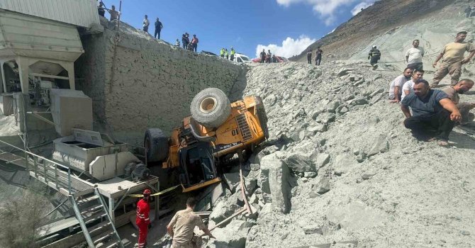 Taş ocağında duvardan devrilen iş makinesindeki işçi öldü