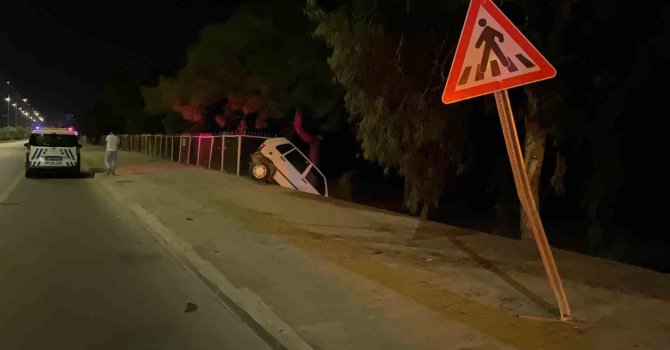 Kaza yapan otomobil asılı kaldı: 2 yaralı