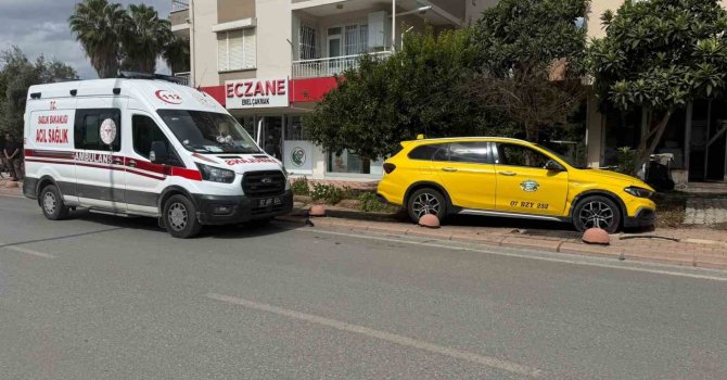 Serik’te taksi ile hafif ticari araç çarpıştı, mahalleli kavşağa önlem alınmasını istedi