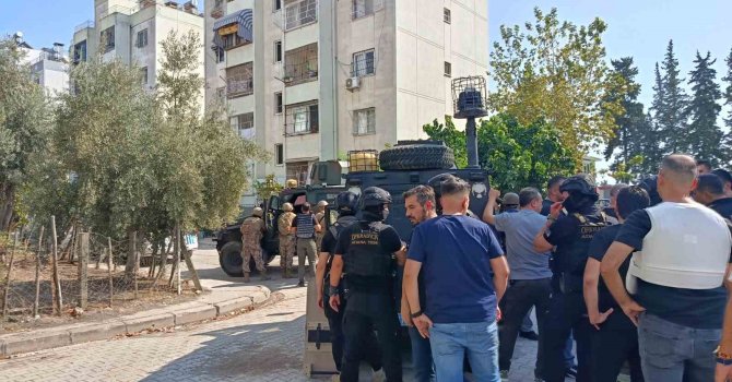 Adana’da kesinleşmiş hapis cezası olan şahıs elindeki patlayıcıyla polise direniyor