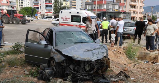 Otomobiller kavşakta çarpıştı: 4 yaralı