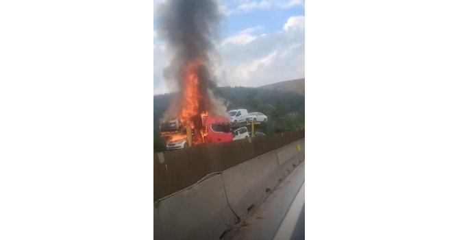 Otoyolda otomobil taşıyan tırda yangın