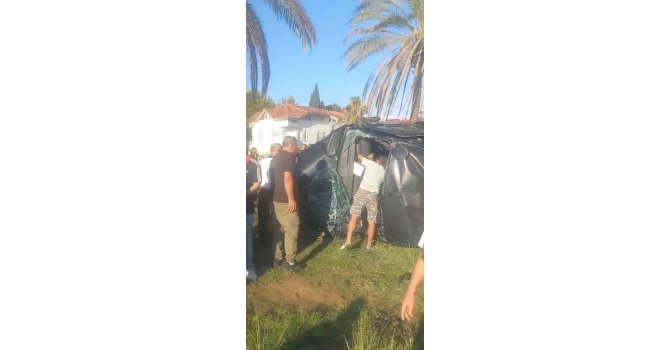 Antalya’da tur minibüsü, kamyonet ve otomobil çarpıştı: 15’i turist 17 yaralı