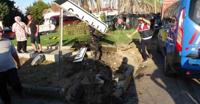 Antalya’da tur minibüsü, kamyonet ve otomobille çarpıştı: 15 yaralı
