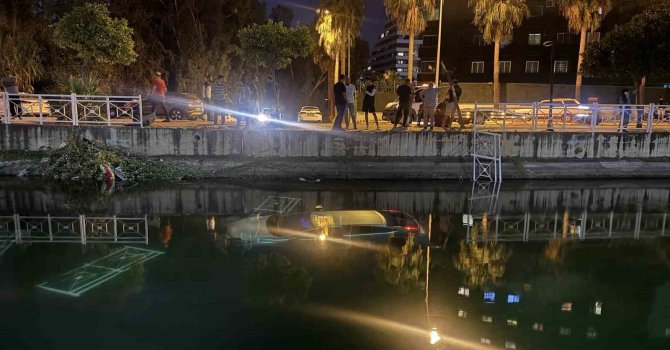 Adana’da otomobil sulama kanalına düştü: Sürücüyü vatandaşlar kurtardı