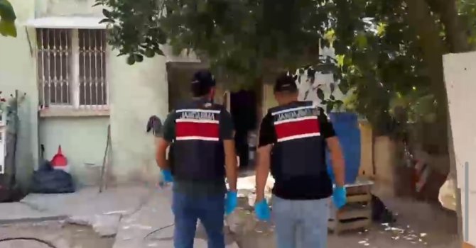 Adana’da evde 1 ton 670 litre kaçak alkol ele geçirildi