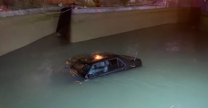 Kanala düşen otomobil, vinçle aracın üzerine inen şahsın halat takmasıyla kurtarıldı