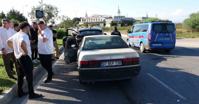 Antalya’da otomobiller çarpıştı: 1 yaralı