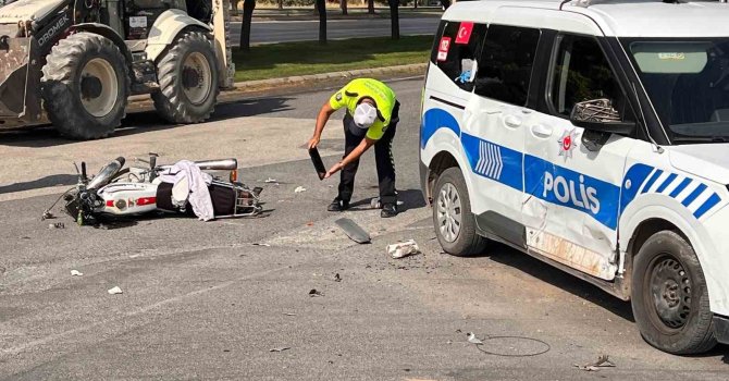 Motosiklet polis aracı ile çarpıştı: 2 yaralı