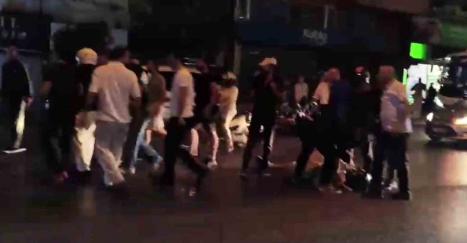 Cadde ortasında genç motosikletliyi döverek hastanelik ettiler